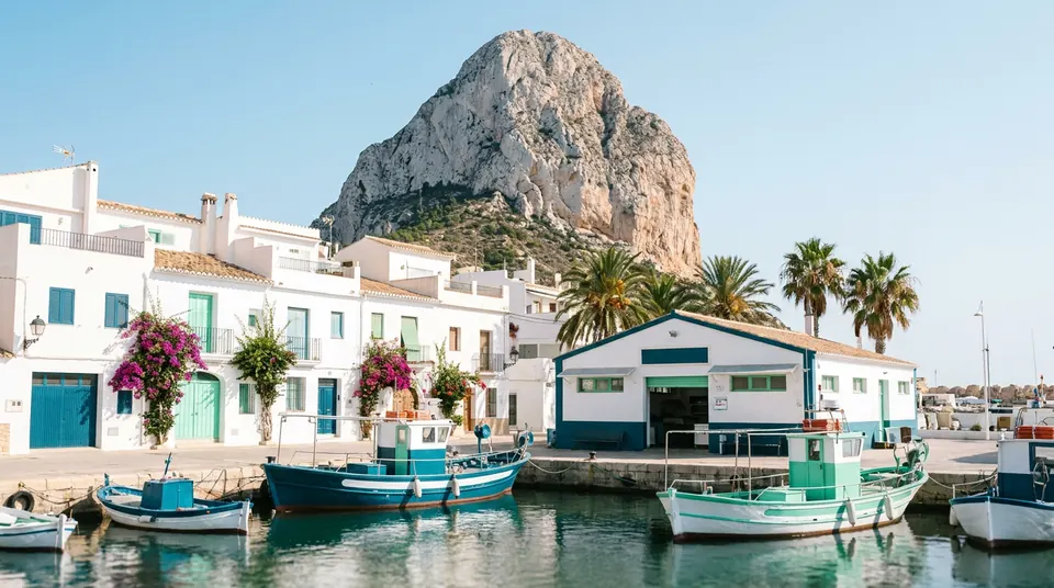 Barcas de pesca en el Puerto de Calpe, con el Peñón de Ifach detrás