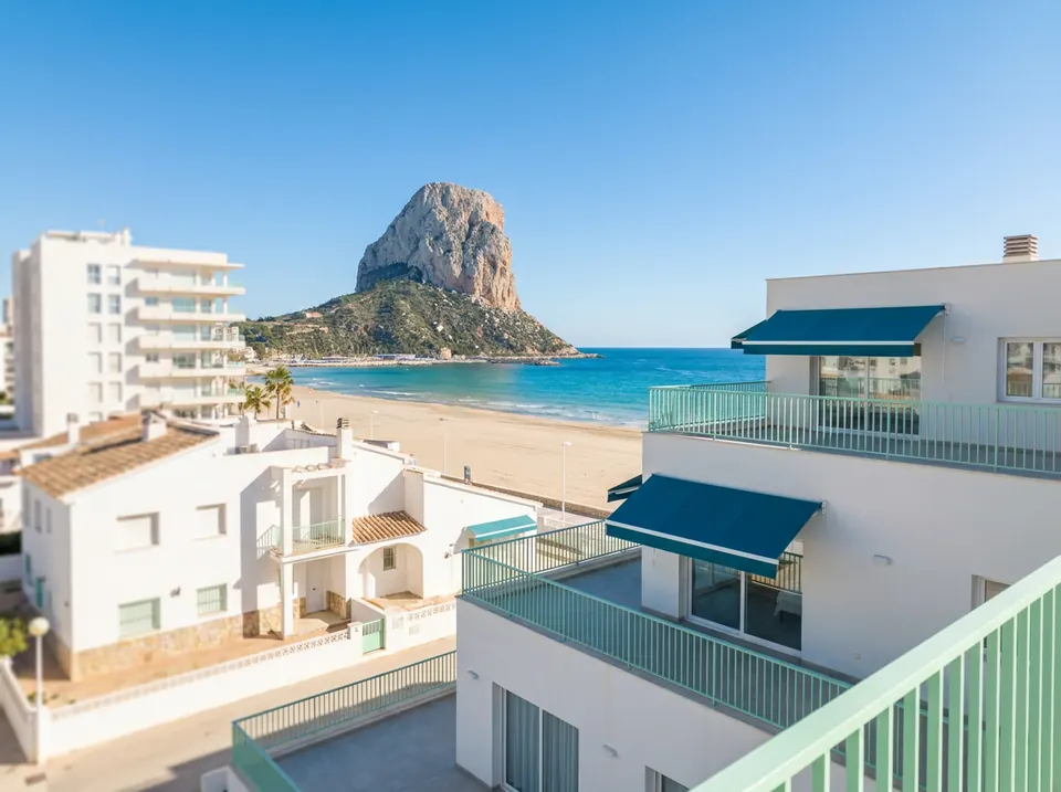 Playa, edificios de apartamentos y el Peñón de Ifach en Calpe